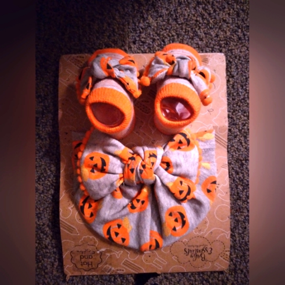 Baby essentials Halloween hat & socks